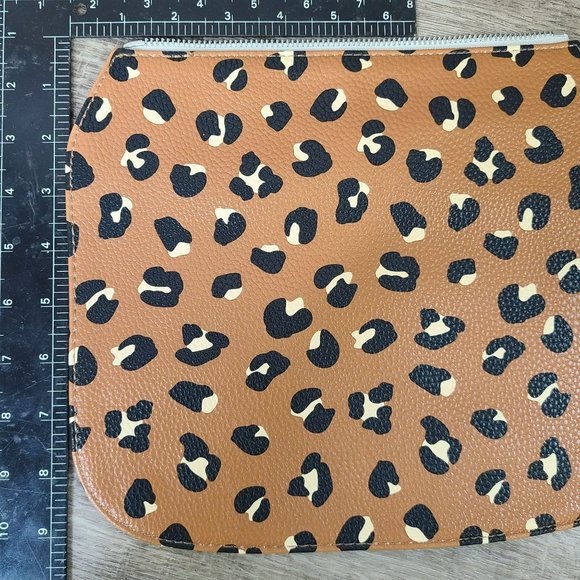 Thirtyone Studio Thirty-One Gifts Flap AD44 Lovely Leopard Pebble - Picture 2 of 3